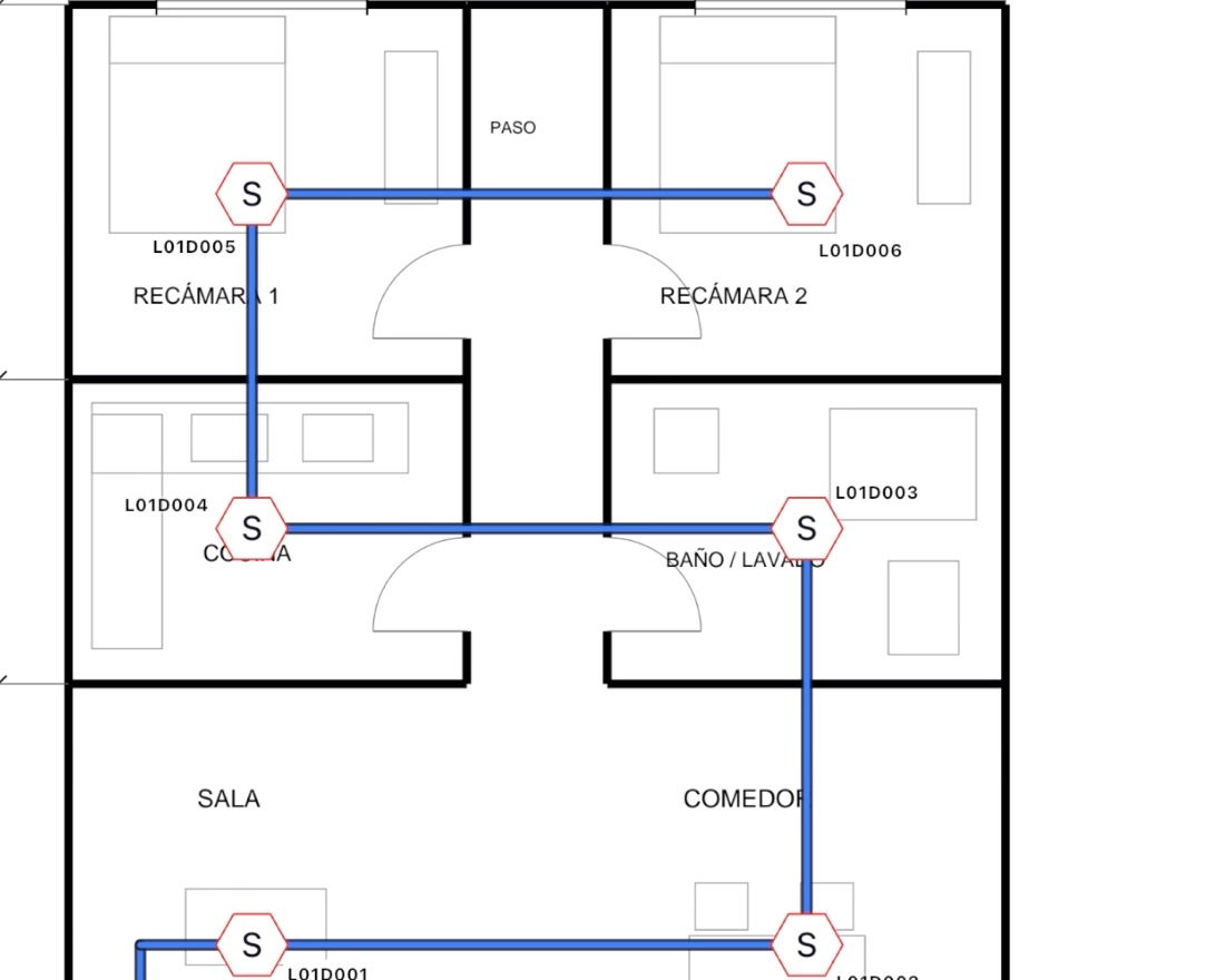 Detalle real de dispositivos conectados con tuberías sobre el plano de práctica